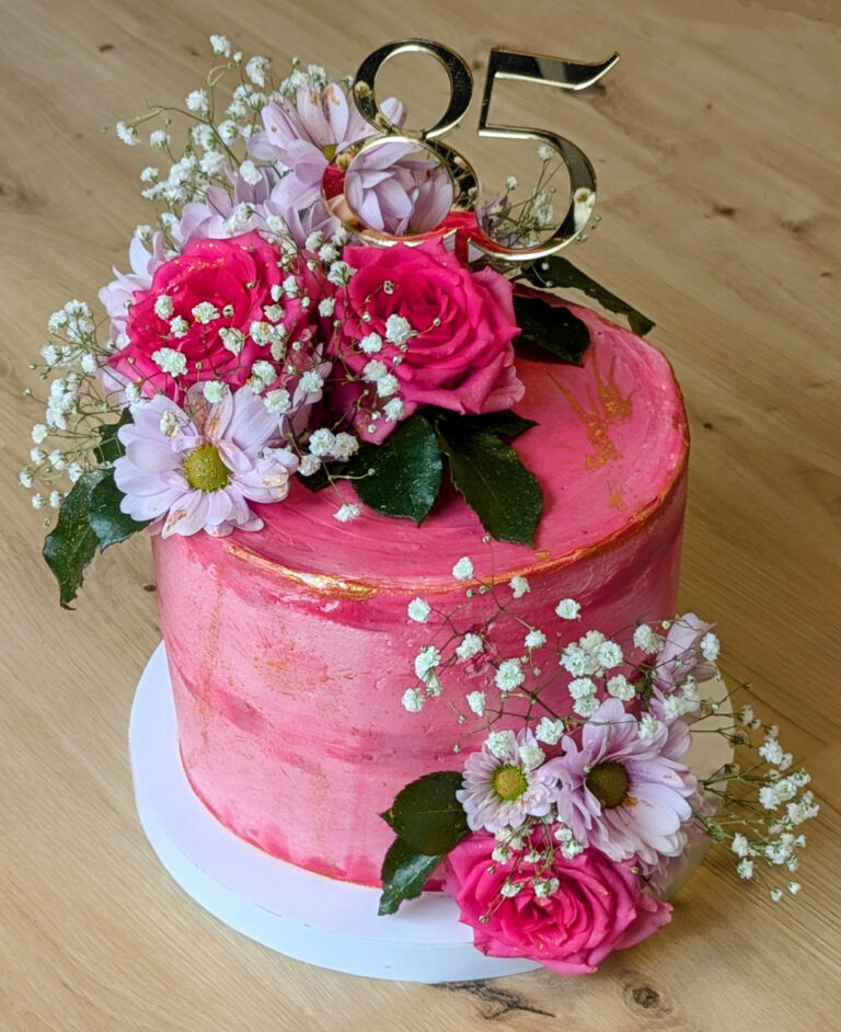 elegancki tort na urodziny z kwiatami na zamówienie w nena cafe gdynia