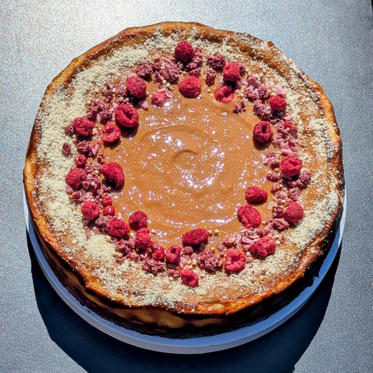 karmelowy sernik baskijski w nena cafe gdynia