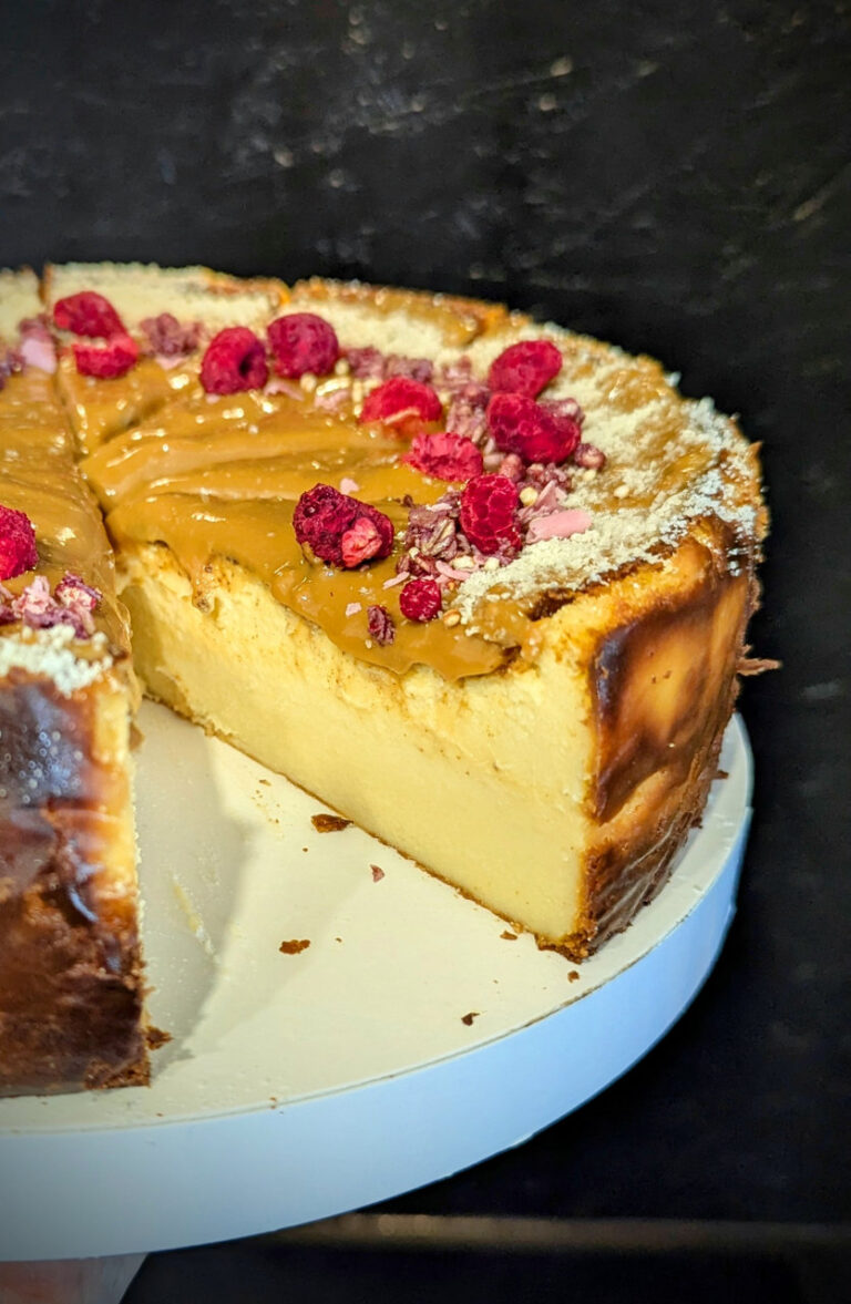 sernik baskijski z karmelem i malinami w nena cafe gdynia
