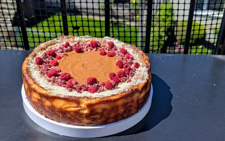 sernik z malinami w cafe nena gdynia