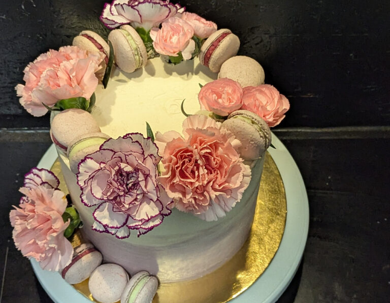 tort z kwiatami i makaronikami na zamówienie w nena cafe gdynia