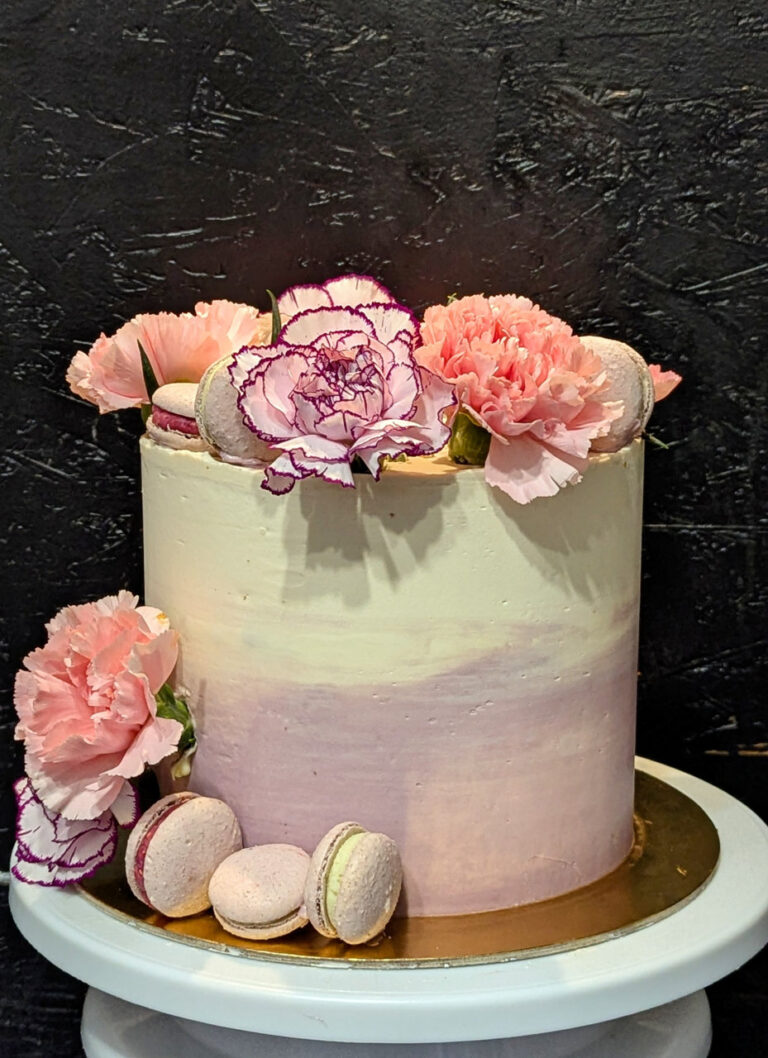 tort z makaronikami na zamówienie w cukierni gdynia